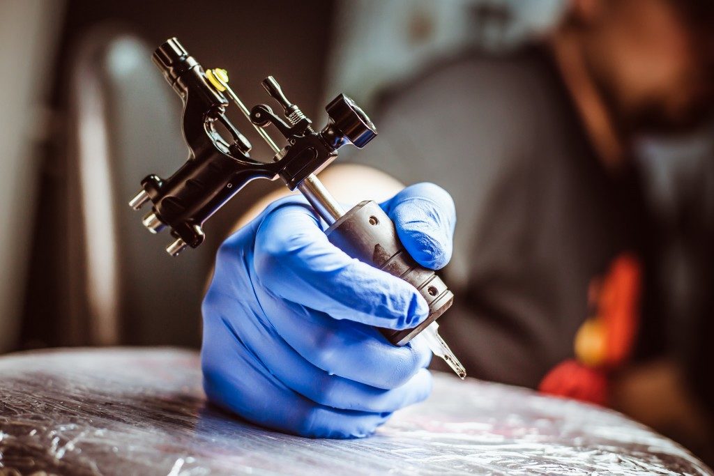 Tattooist makes a tattoo
