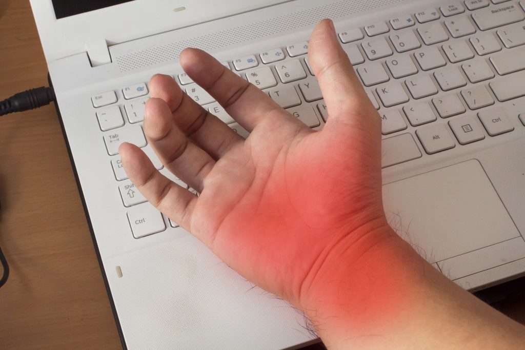 person having a carpal tunnel syndrome