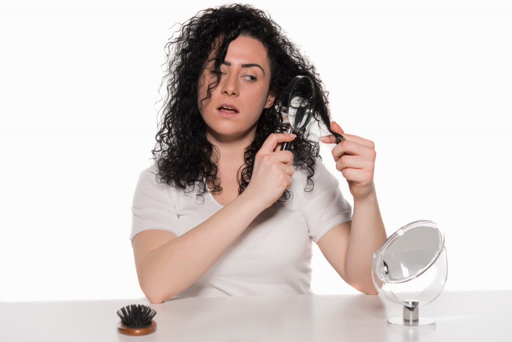 woman detangling her hair